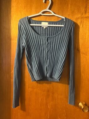 Woman’s Pink Rose Ribbed Button-Front Cropped Cardigan in Slate Blue Large